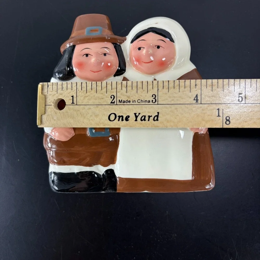 Publix 2002 Pilgrim Pair Ceramic Napkin Holder Thanksgiving Holiday Decor